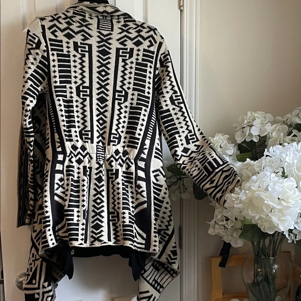 Black and Cream Patterned Open-Front Women’s Sweater - Picture 4 of 9